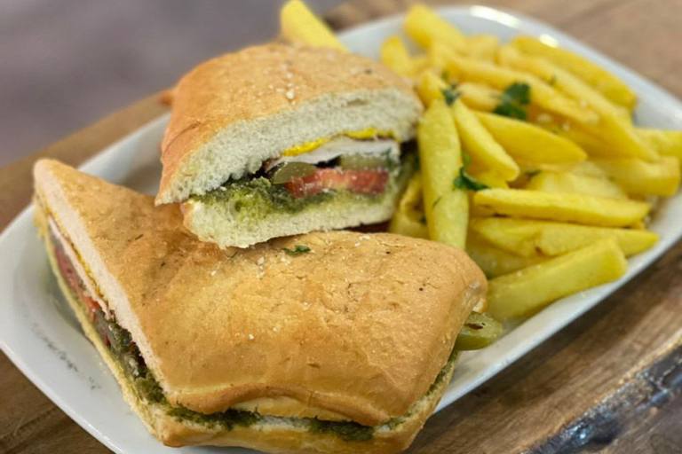 پنینی مرغ و پستو