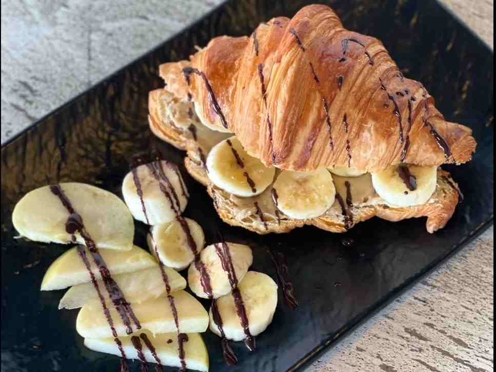 کروسان بادام زمینی و موز
