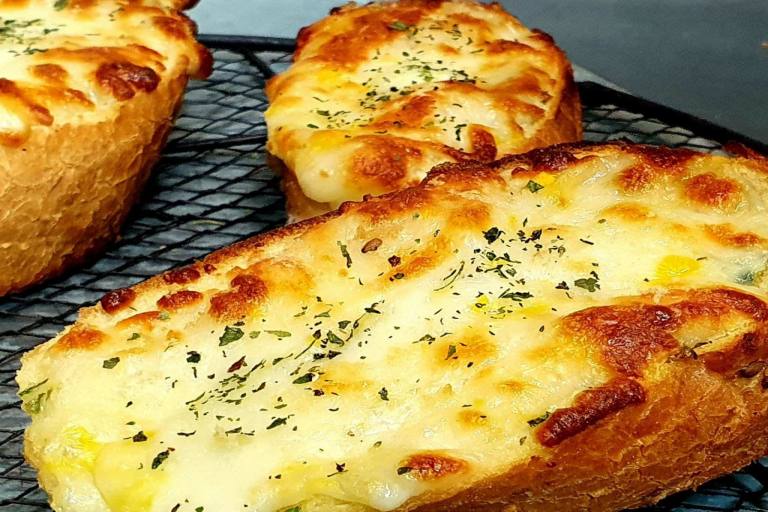 نان سیر garlic bread