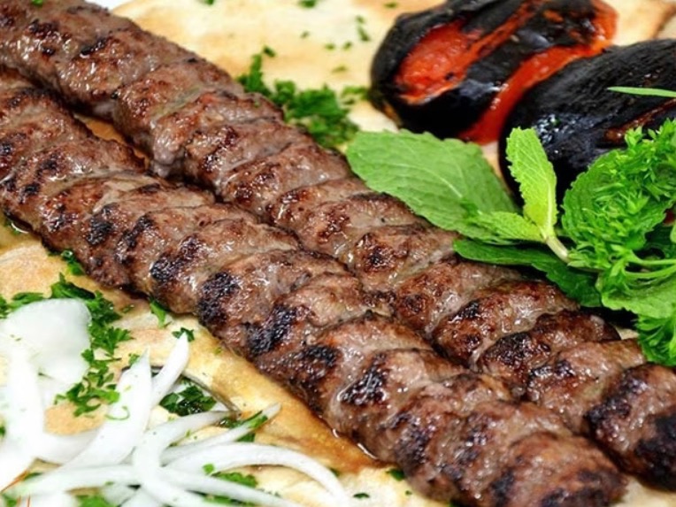 نان داغ کباب داغ (۲سیخ 130 گرمی)