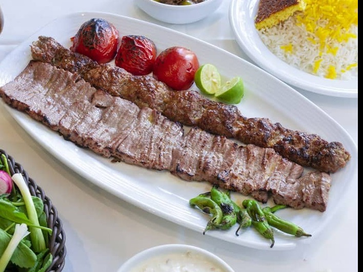 چلو کباب سلطانی (یک سیخ برگ و یک سیخ کوبیده)