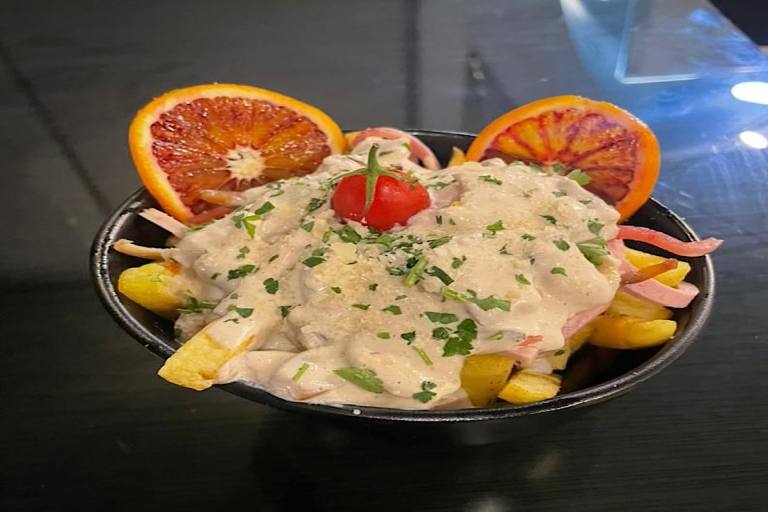 سیب زمینی با بیکن به همراه سس قارچ