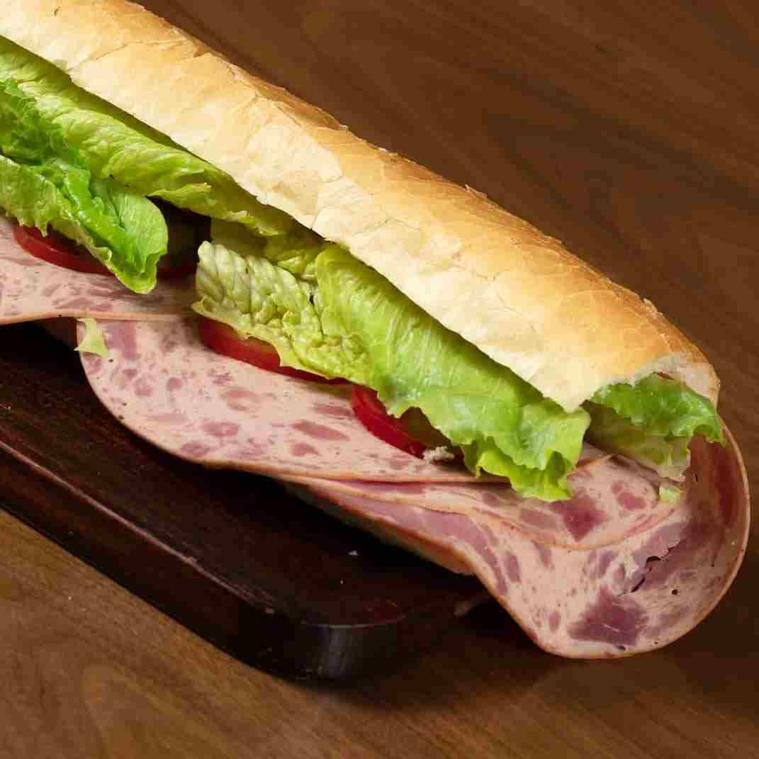 mit Salat und Dressing nach Wahl