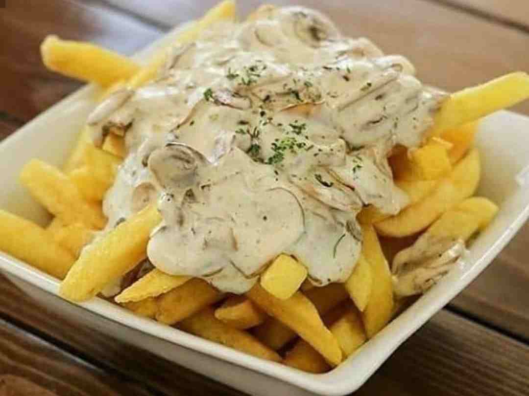 سیب زمینی سرخ کرده با سس قارچ