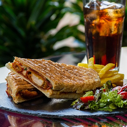 ساندویچ چیکن پارمسان با بیکن