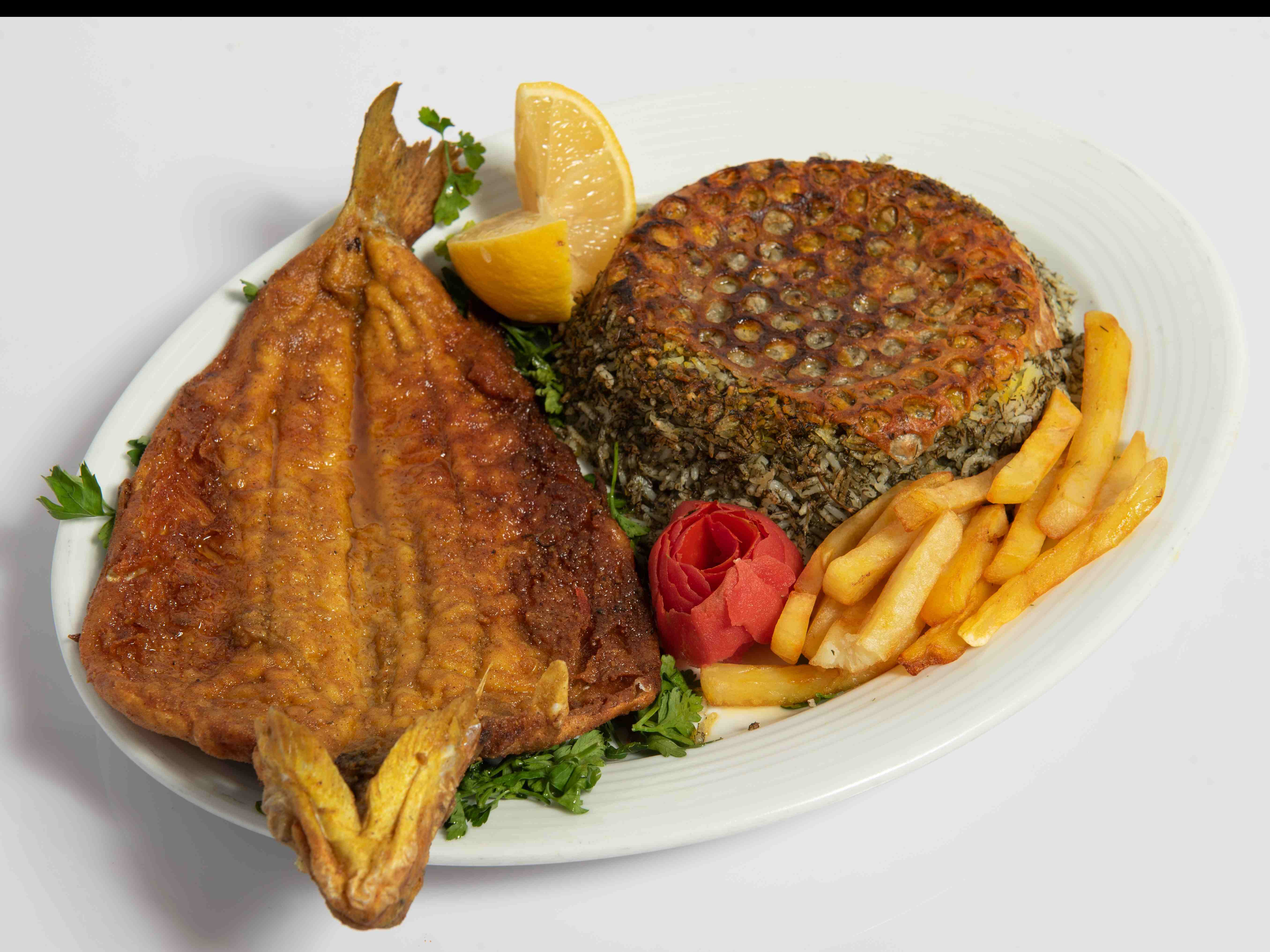 سبزی پلو با ماهی سرخ شده