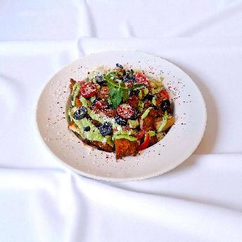 سالاد سزار با مرغ سوخاری