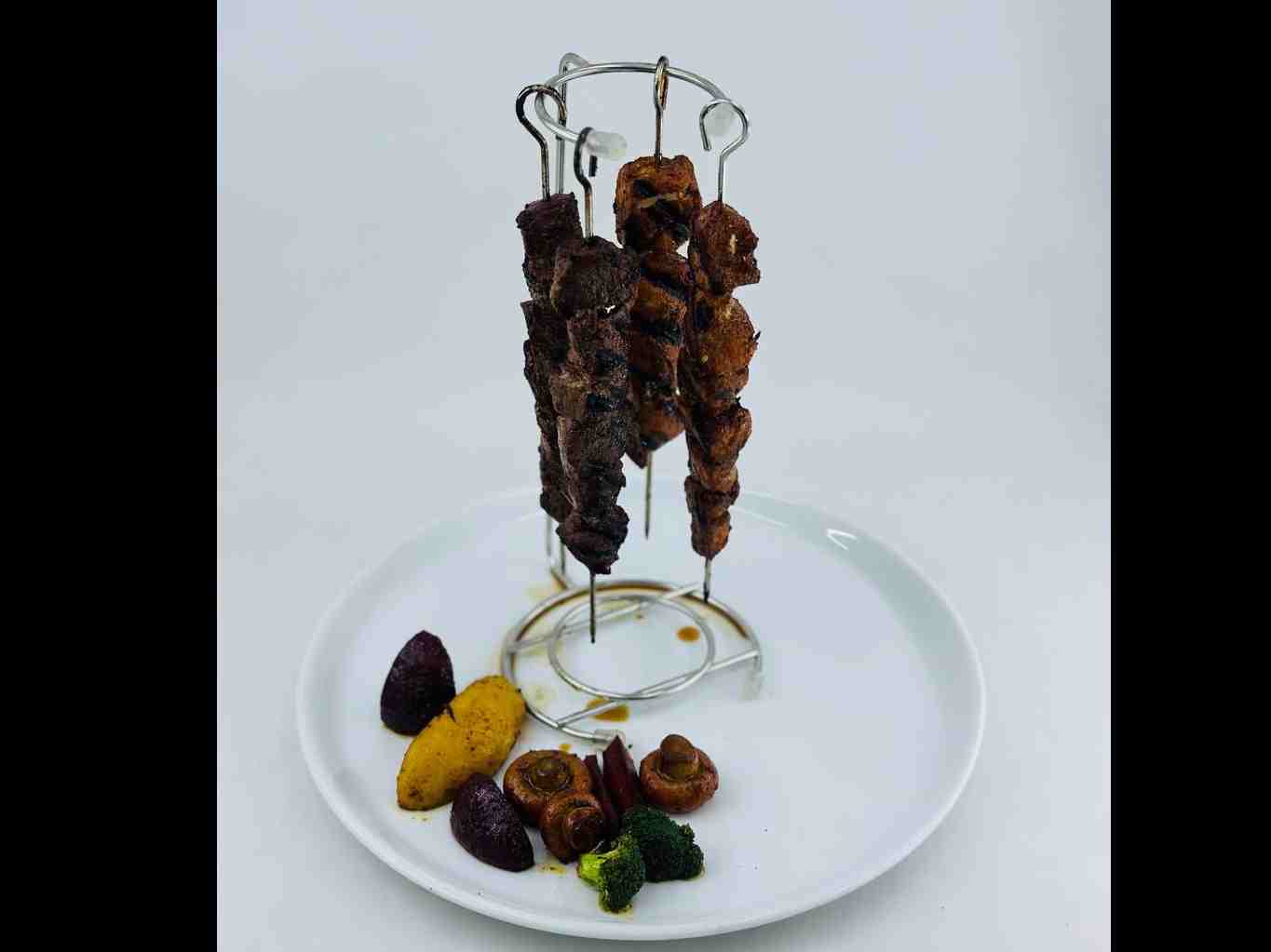 بشقاب کباب فیله گوساله و مرغ با سبزیجات