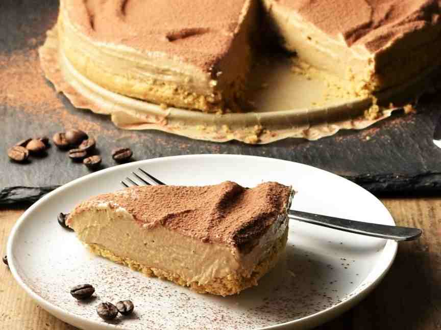 چیز کیک شلاتی با پایه بیسکوییت