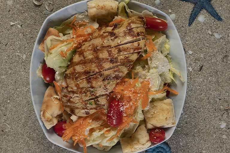 سالاد سزار با مرغ گریل