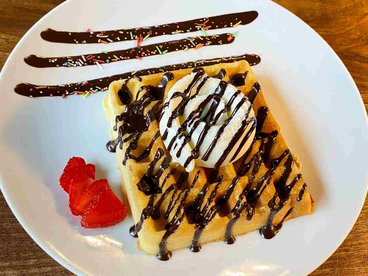 وافل بستنی سس شکلات