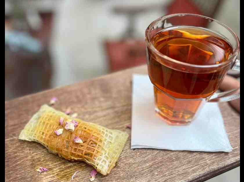 رشته خوشکار گیلان به همراه چای