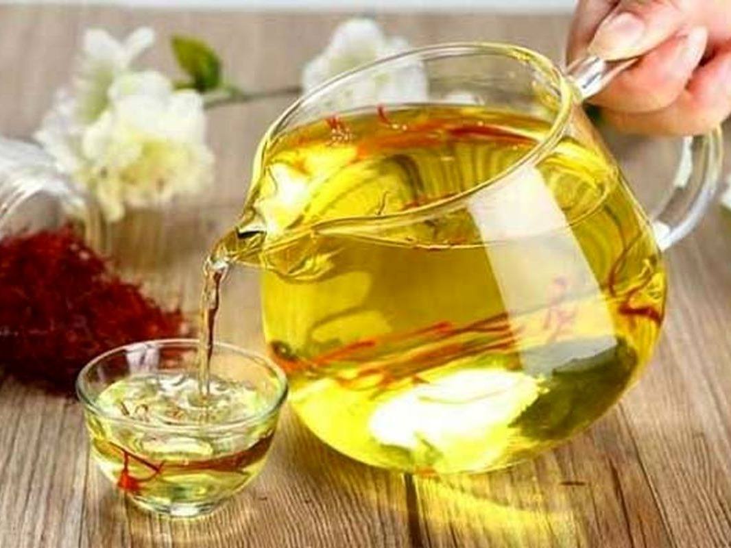 چای زعفرانی با قوری
