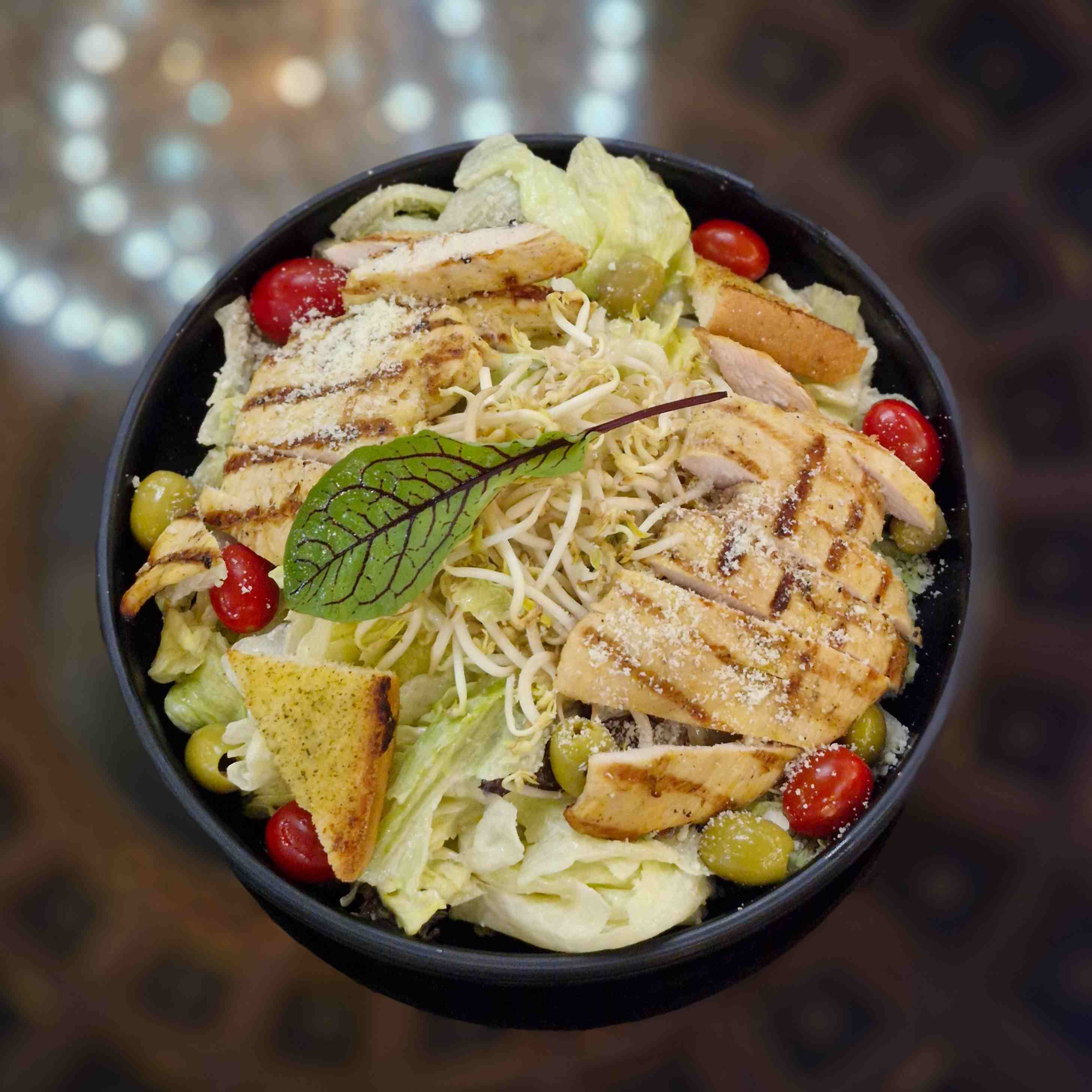 سالاد سزار با مرغ گریل