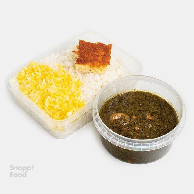 چلو خورشت قورمه سبزی در ظرف ماکروفری
