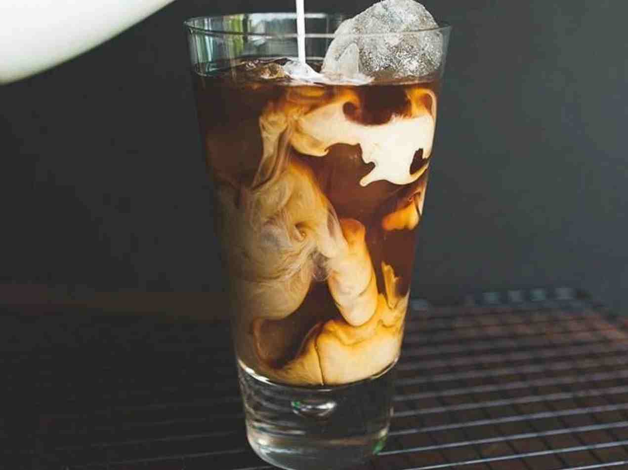 آیس لاته (با سیروپ درخواستی )