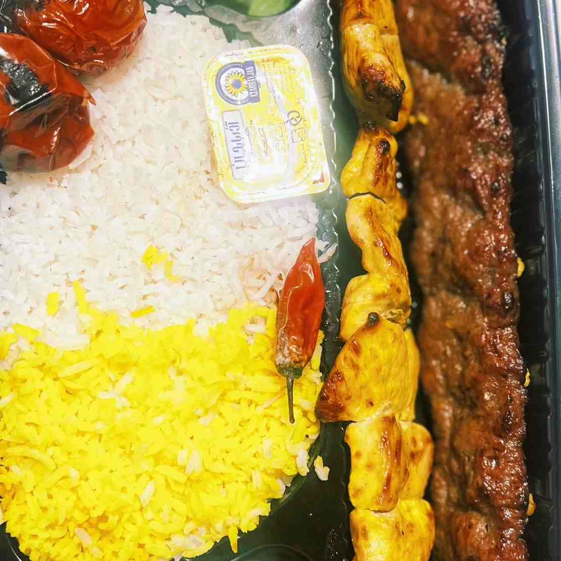 چلوكباب وزيري (يك سيخ ١٢٠ گرمي كوبيده،يك سيخ ١٢٠ گرمي جوجه)