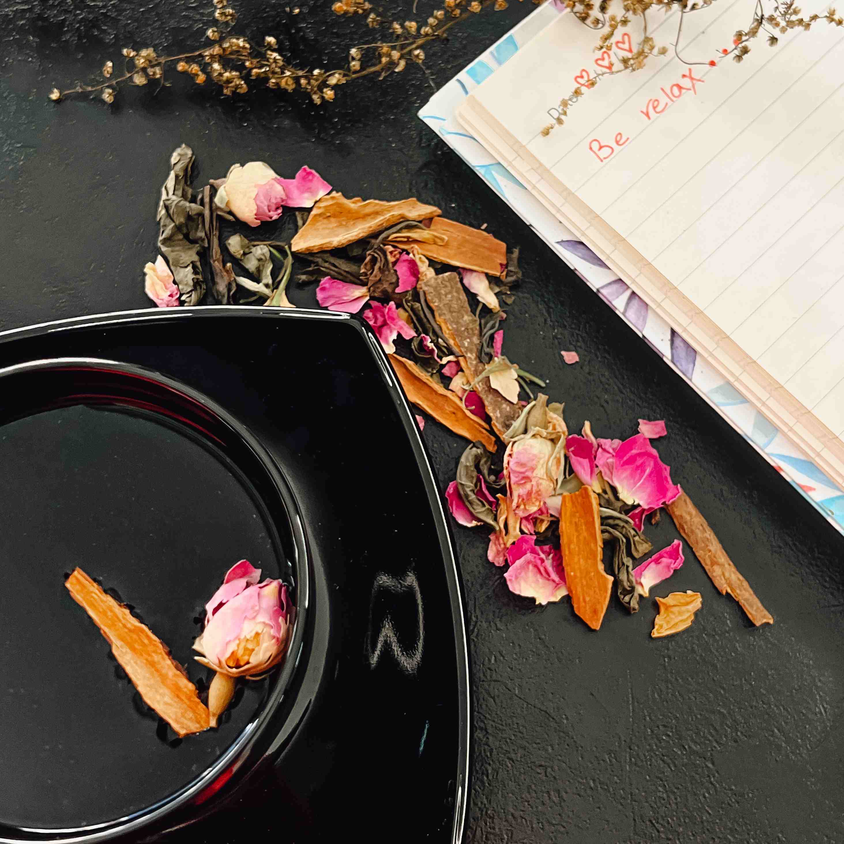 دارچین، چای سبز و گل سرخ