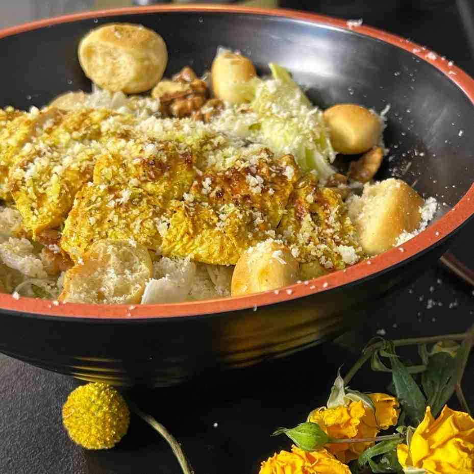 سالاد سزار با مرغ گریل
