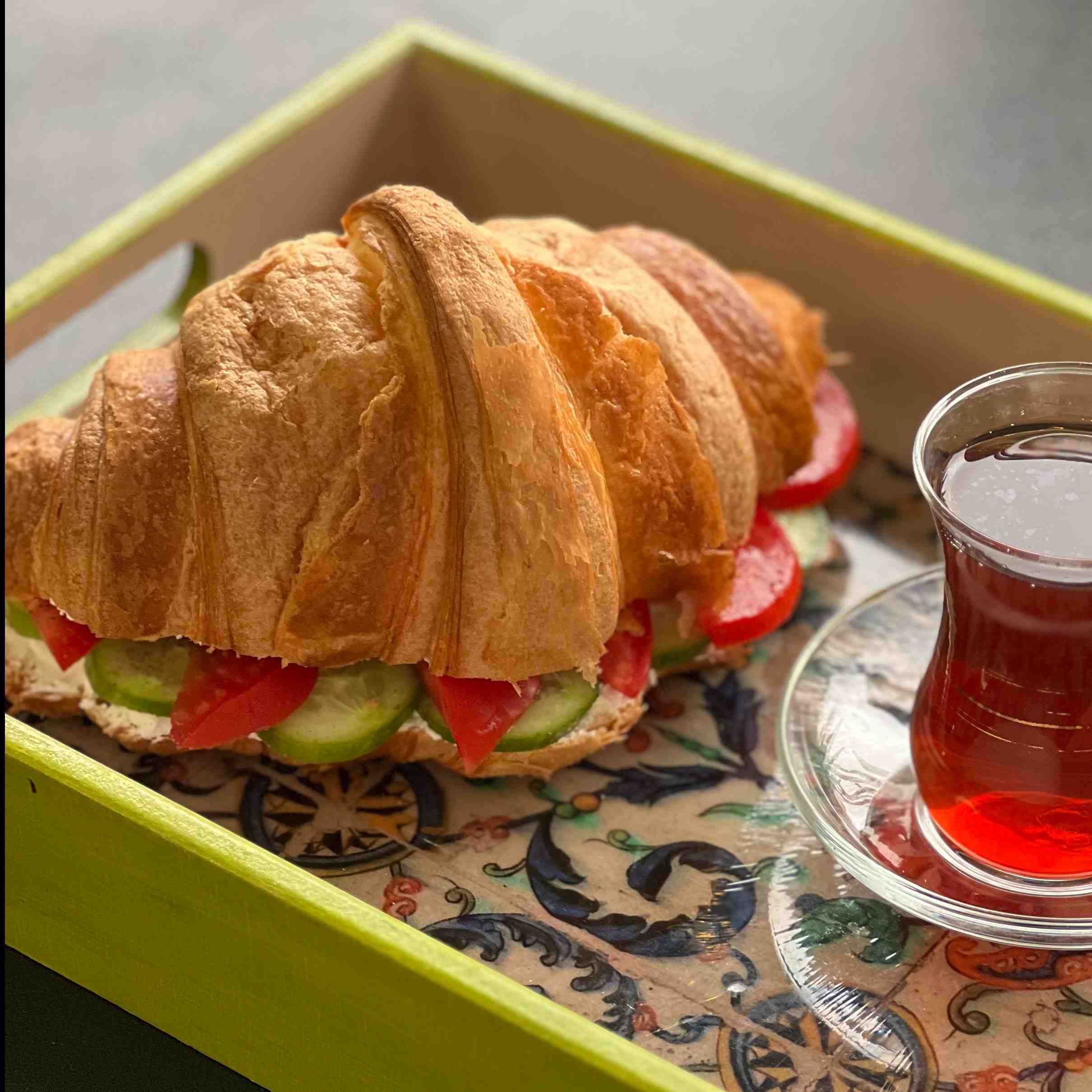 کروسان پنیر خیار گوجه