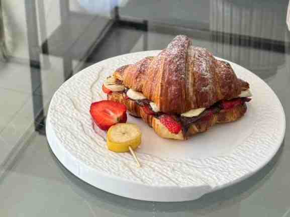 کروسان موز و توت فرنگی
