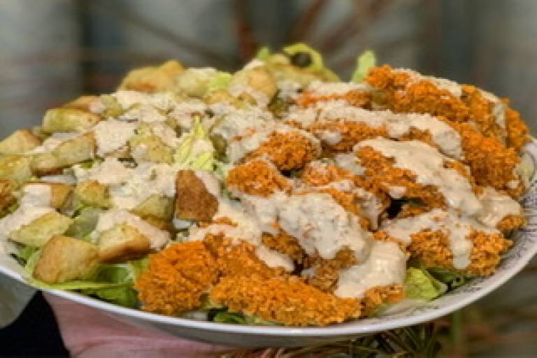 سالاد سزار با مرغ سوخاری