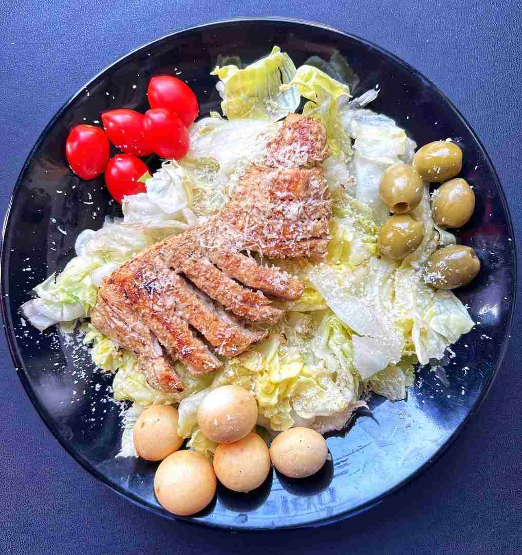 سالاد سزار با مرغ گریل
