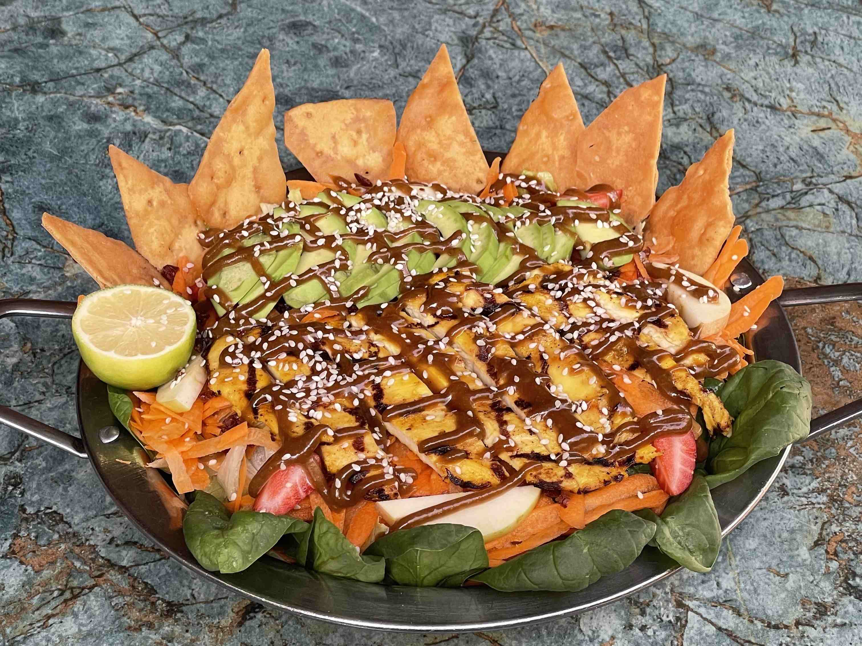سالاد مرغ و آووکادو