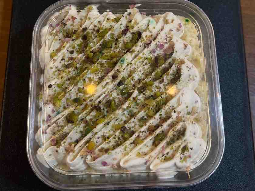 یک اسلایس کیک 3شیر پسته