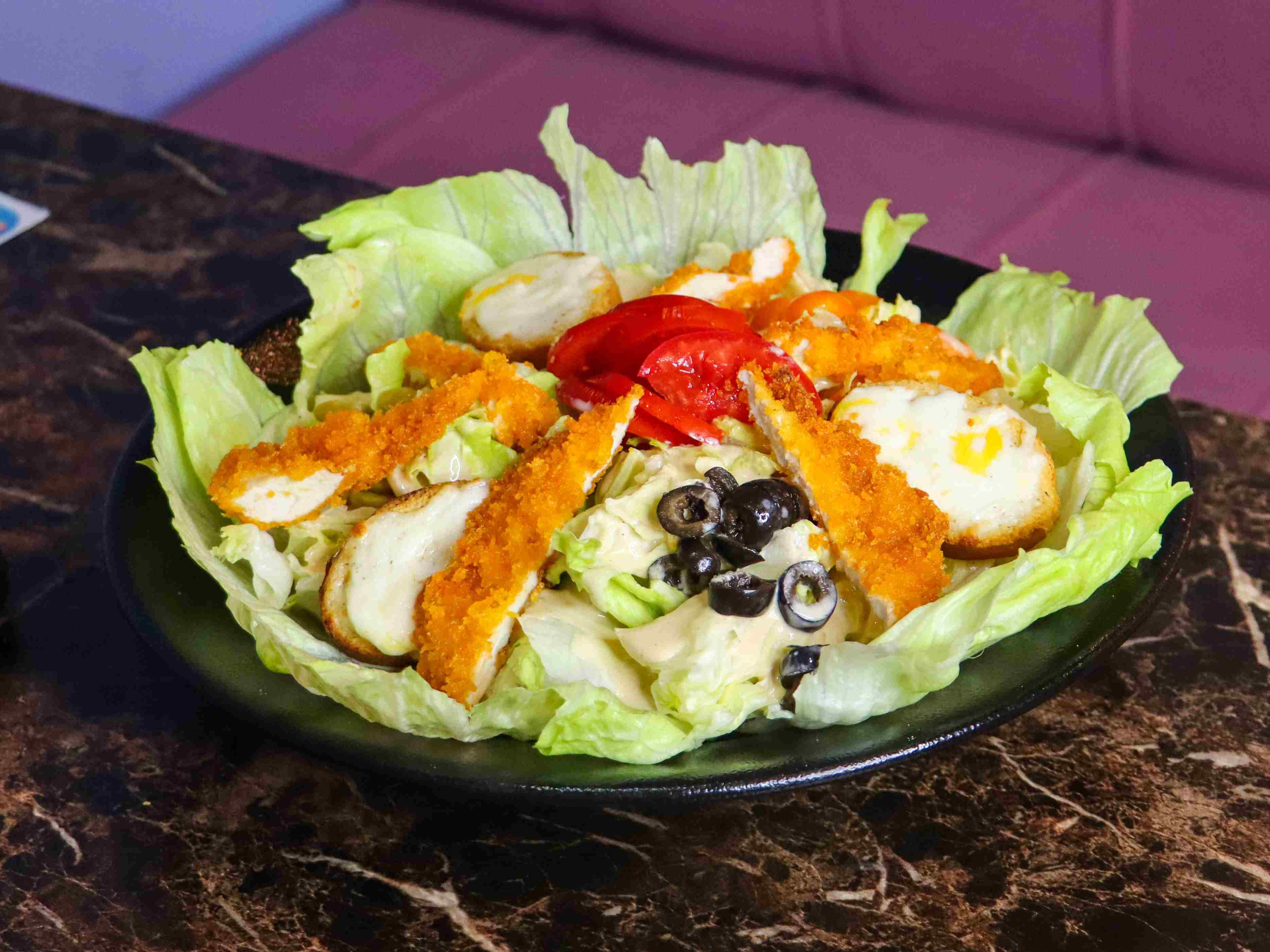 سالاد سزار با مرغ سوخاری
