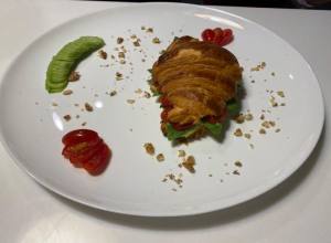 کروسان با پنیر و گوجه