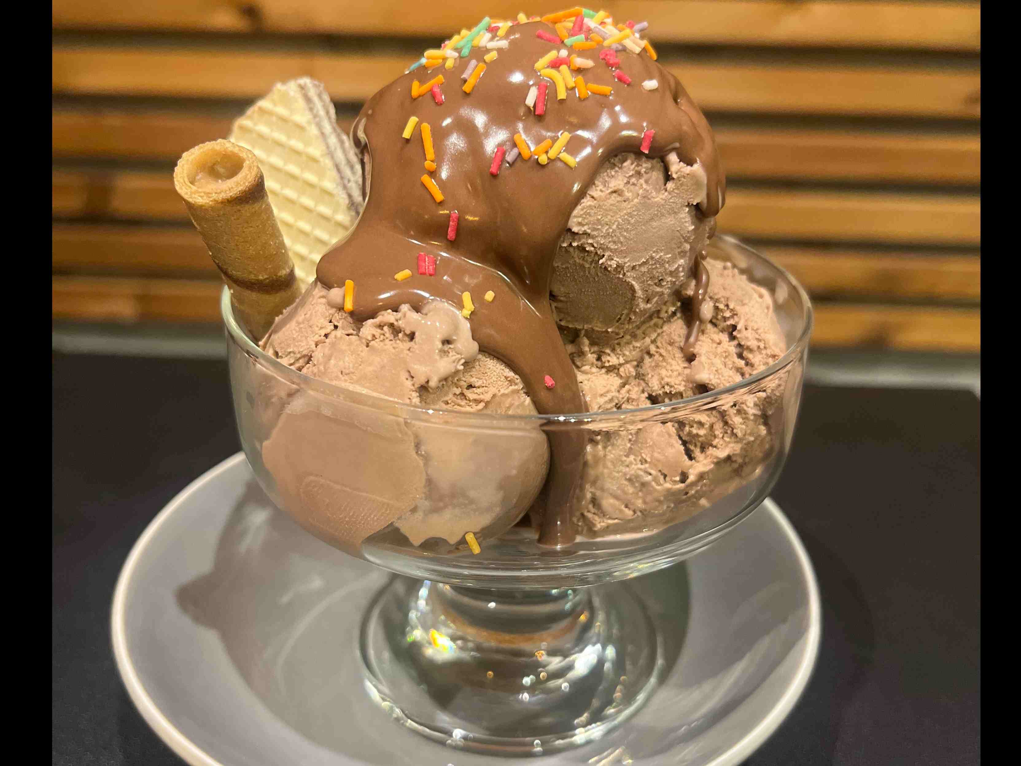 بستنی شکلاتی با سس شکلات