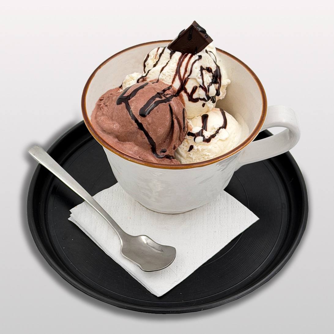 بستنی وانیل و‌ شکلات با سس شکلات