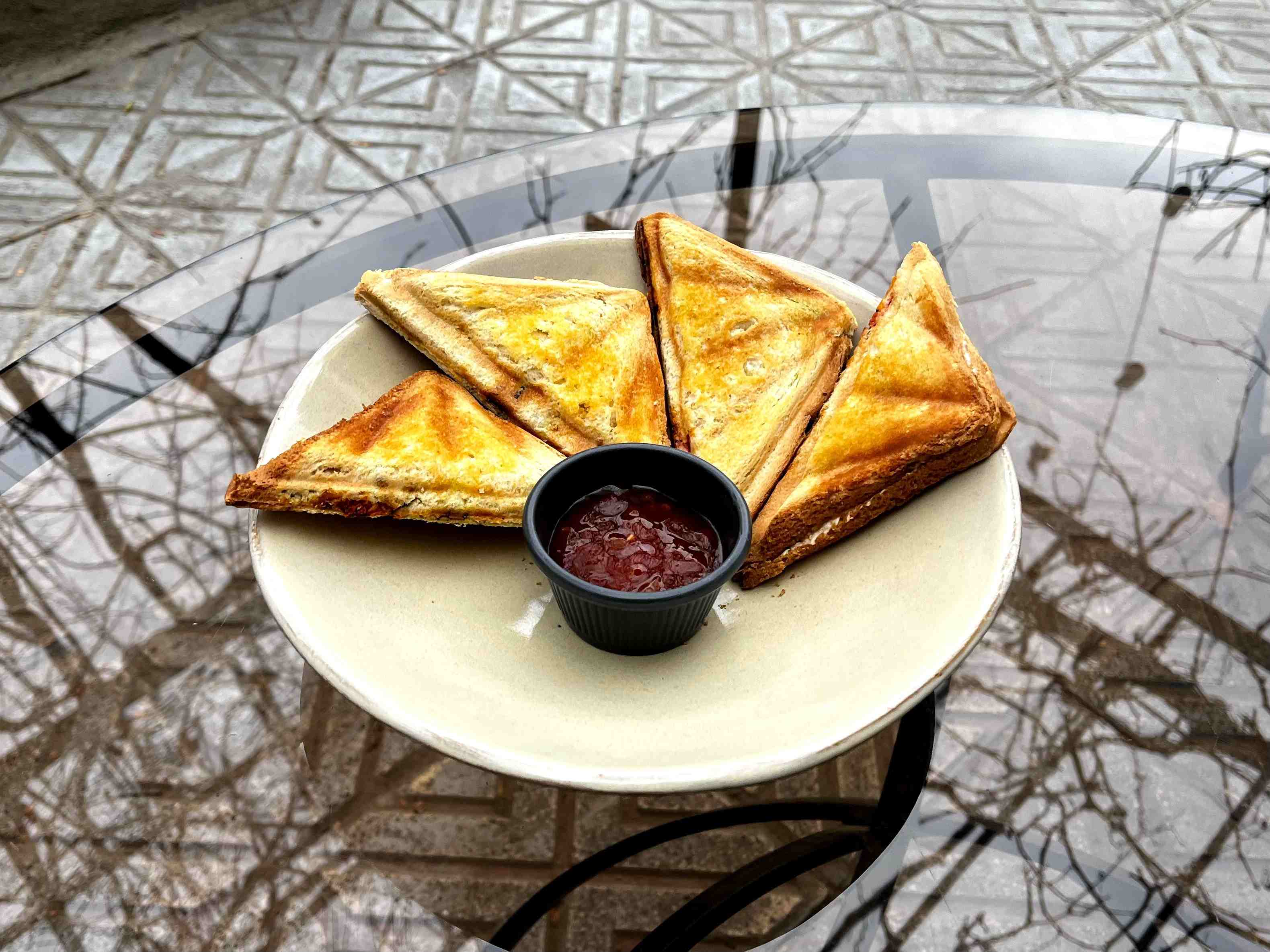 تست پنیر و گوجه و ریحان با بیکن