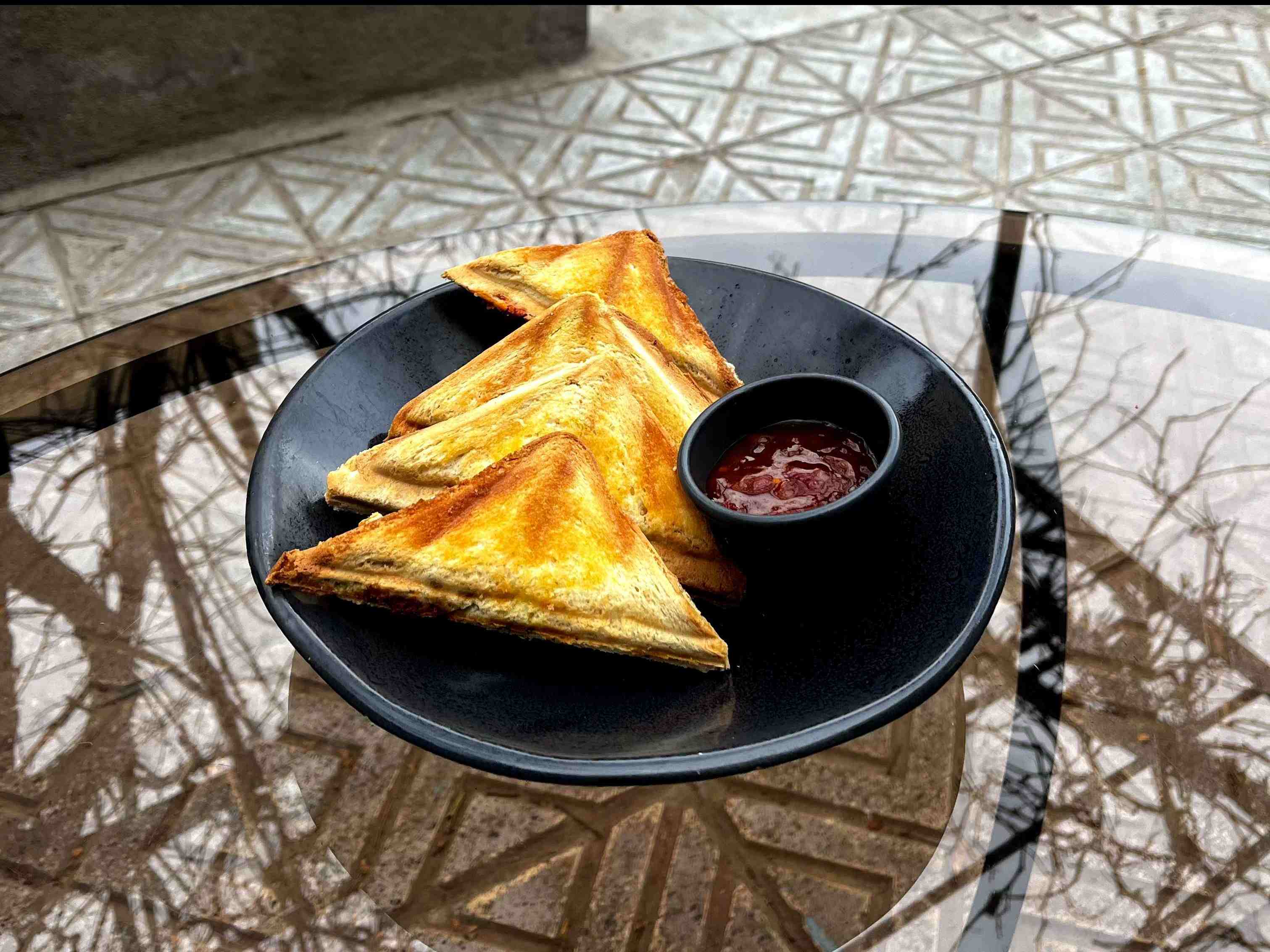 تست پنیر و گوجه و ریحان