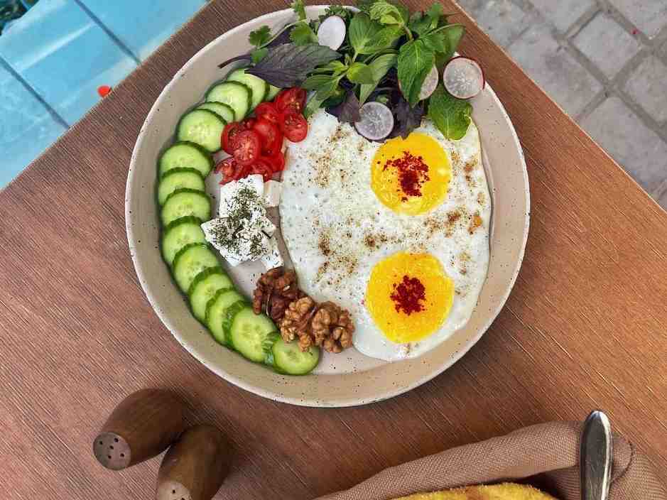 نیمرو با صبحانه ایرانی