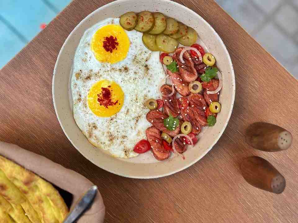 سوسیس و تخم مرغ