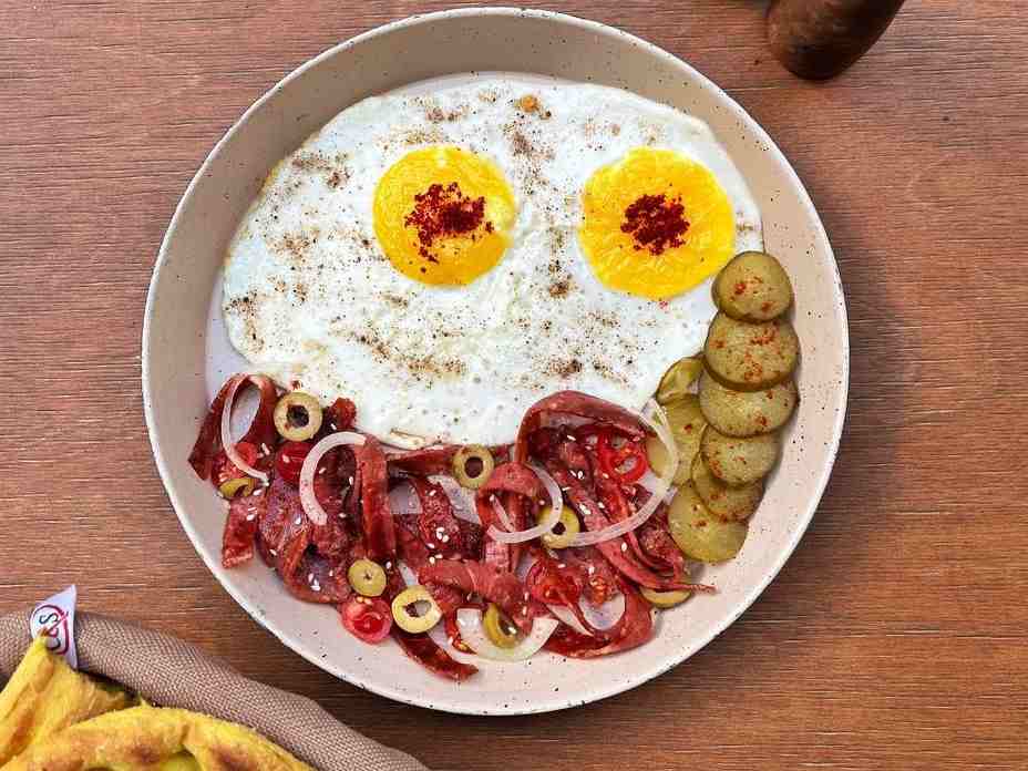 بیکن و تخم مرغ