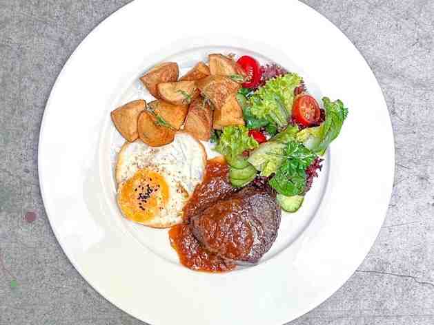 بشقاب فیله گوساله با تخم‌ مرغ /Veal fillet and Egg with Jus sauce