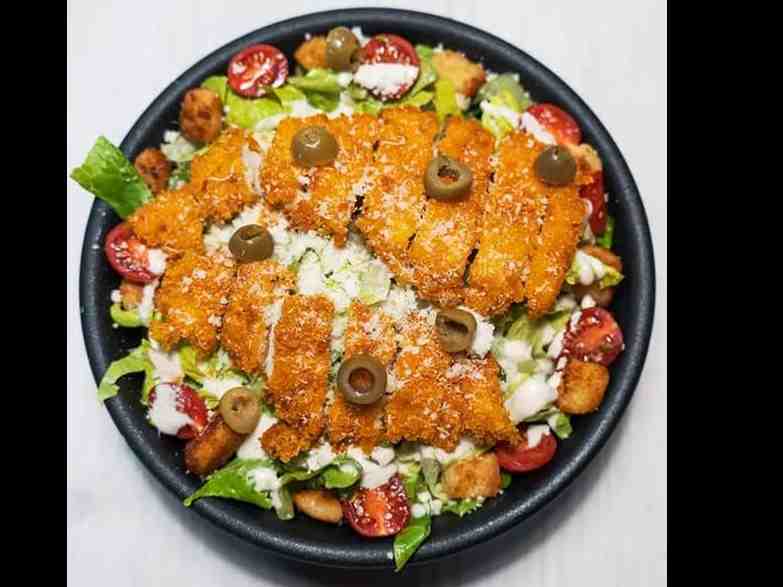 سالاد سزار با کوردن بلو (سوخاری)