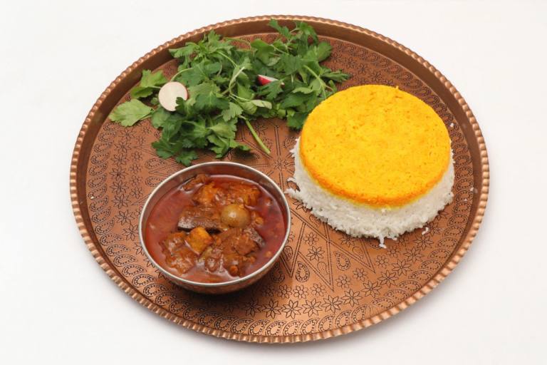 پلو خورشت روز با برنج ایرانی (تهدیگی)