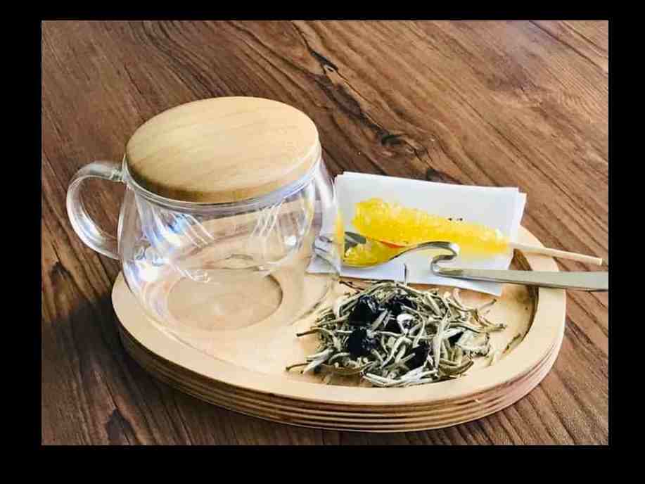 چای سفید سوزنی و بلوبری