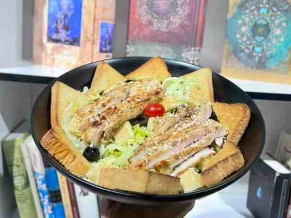 سالاد سزار با مرغ گریل شده
