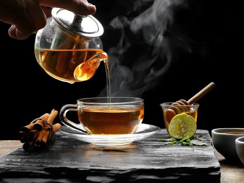 چای سیاه با قوری