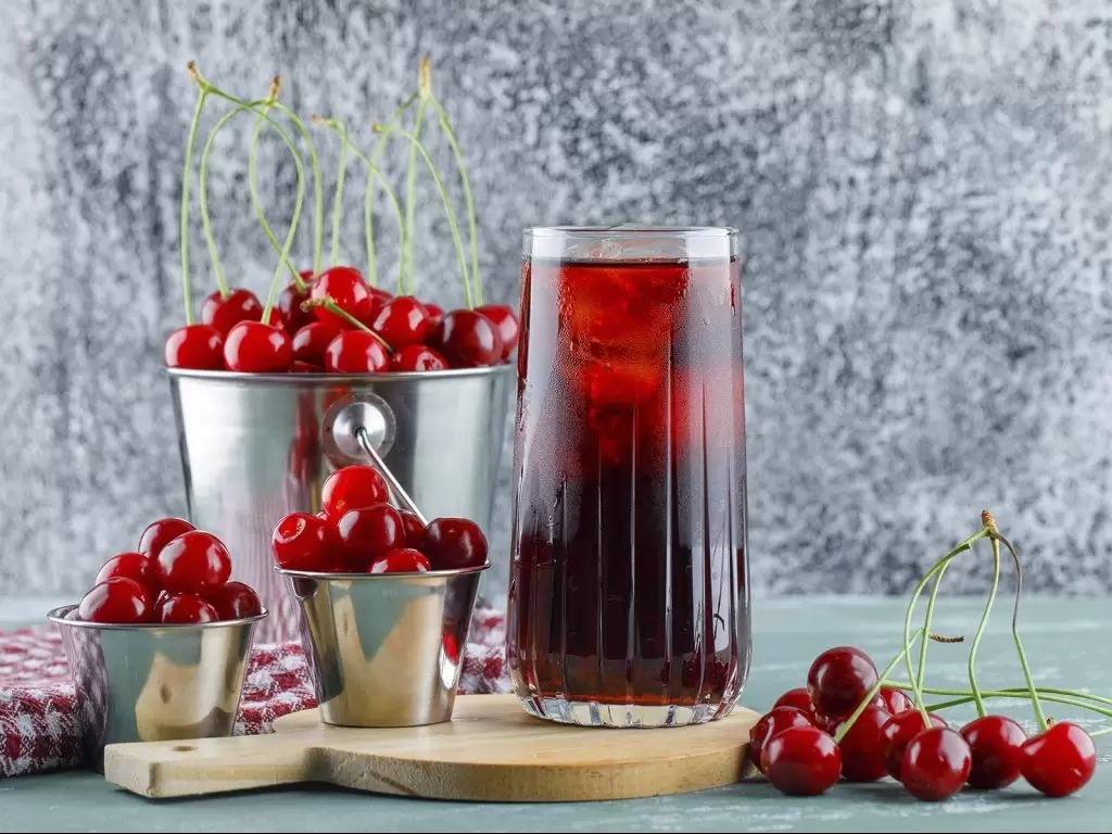 آب آلبالو با آب زرشک