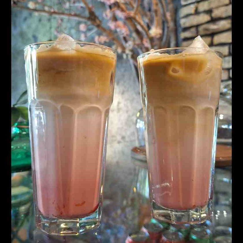 آیس لاته توت فرنگی