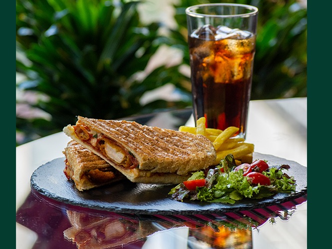 ساندویچ چیکن پارمسان با بیکن